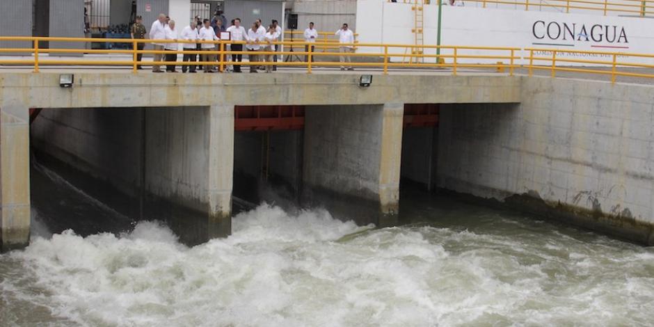 En 2013, el expresidente Peña inaugura la compuerta de control de agua.