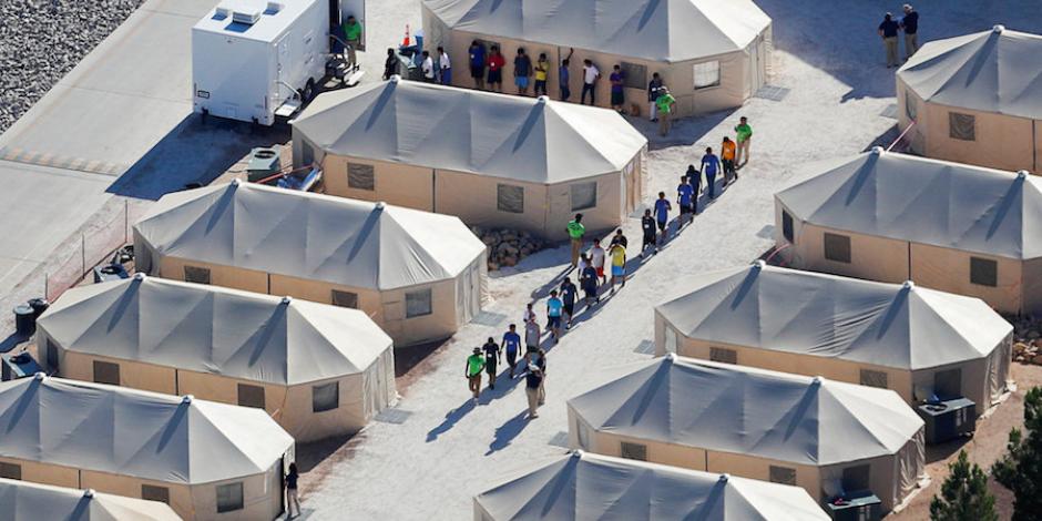 Un grupo de niños es vigilado en un centro de detención migrante en el poblado 
de Tornillo, Texas.