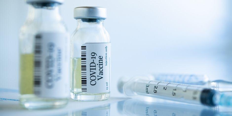 La Universidad de Oxford confirmó que la vacuna para combatir el COVID-19 que desarrolla con AstraZeneca produjo fuertes respuestas inmunes en adultos mayores.