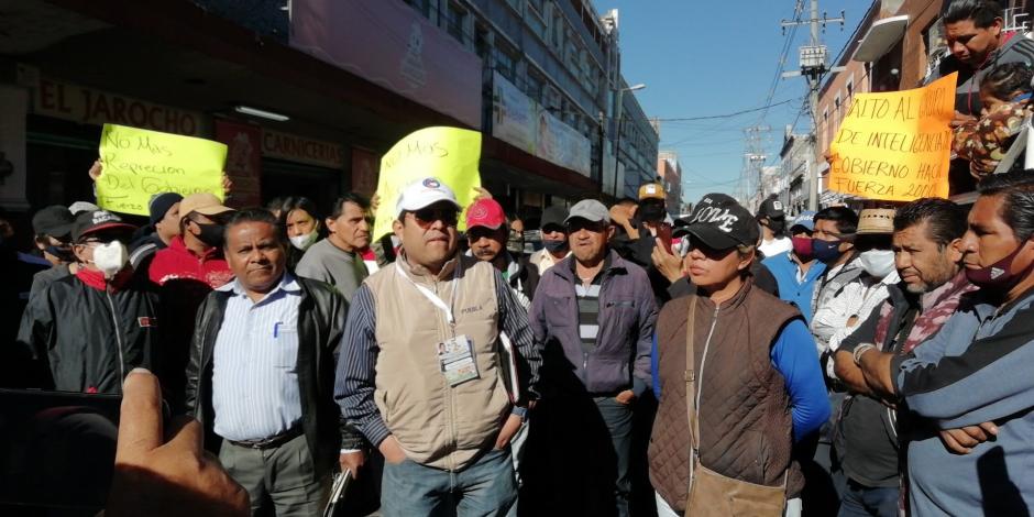 Comerciantes agremiados al movimiento 'Fuerza 2000' se manifiestan en Puebla.