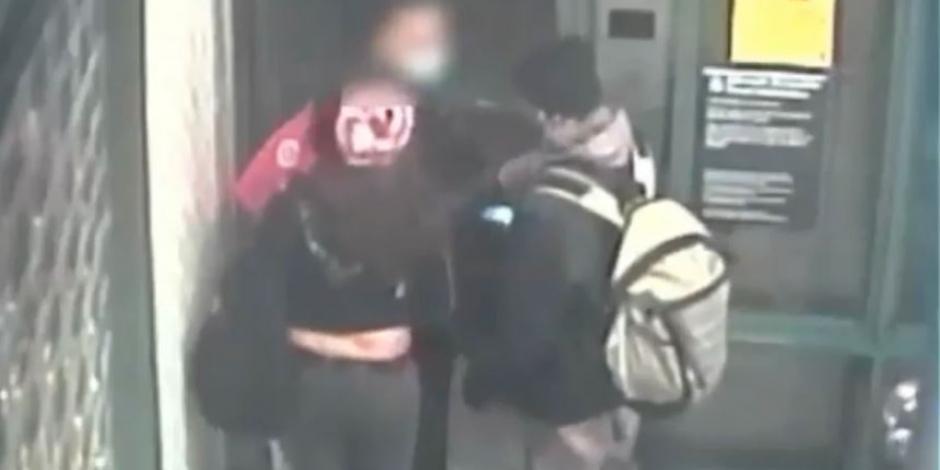 Pareja golpea a anciana en el metro de NY