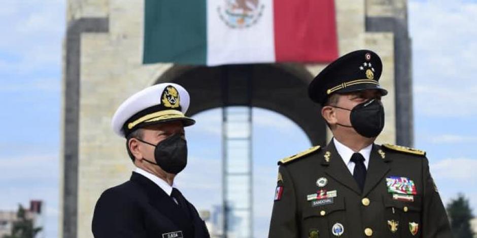 Los secretarios de la Marina y de la Defensa, ayer, previo a la conmemoración del 110 aniversario del inicio de la Revolución Mexicana en la Plaza de la República.