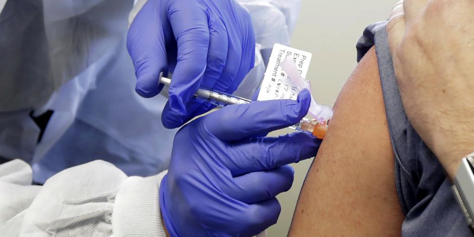 Una persona recibe una inyección en el ensayo clínico del estudio de seguridad de primera etapa de una posible vacuna para el coronavirus COVID-19.