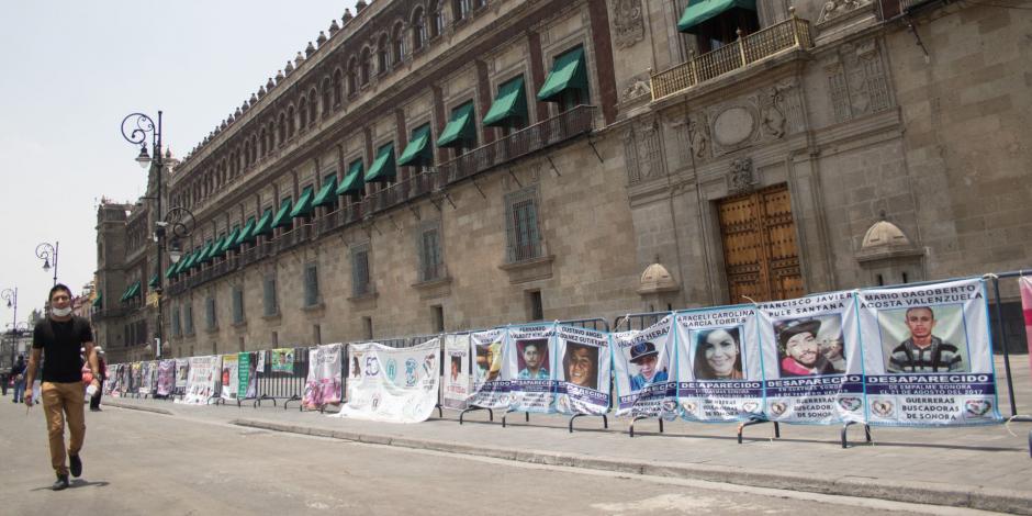 Imagen del plantón de familiares de personas desaparecidas frente a Palacio Nacional realizado en junio pasado.