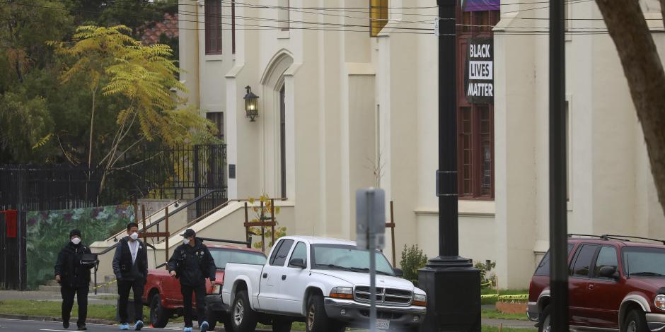 Policías de California  investigan la escena del homicidio, el 23 de noviembre de 2020.