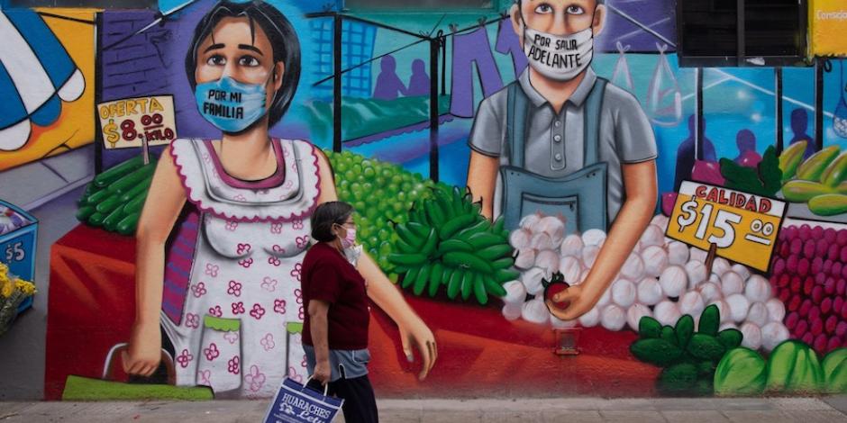 Una mujer pasa frente a un mural alusivo a trabajadores durante la pandemia, ayer, en Azcapotzalco.