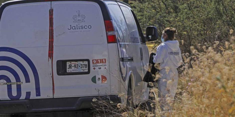 Personal forense de Jalisco acude a una escena del crimen.