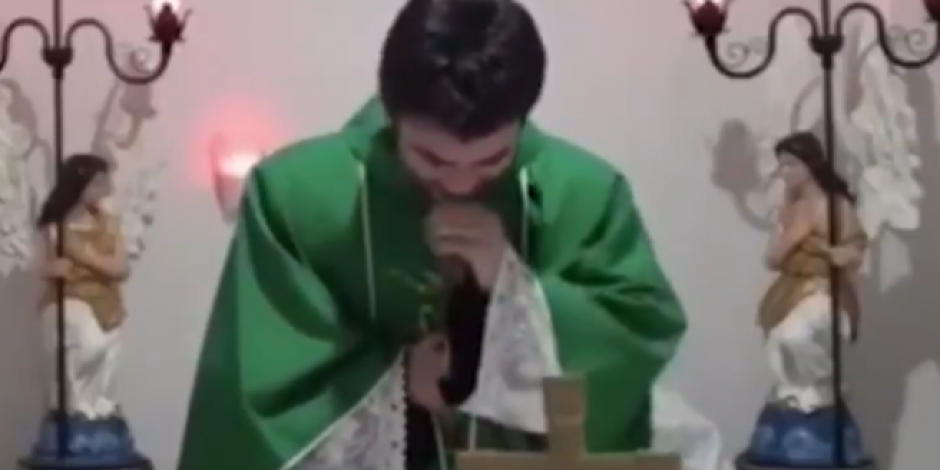 Sacerdote tiene ataque de risa en plena misa