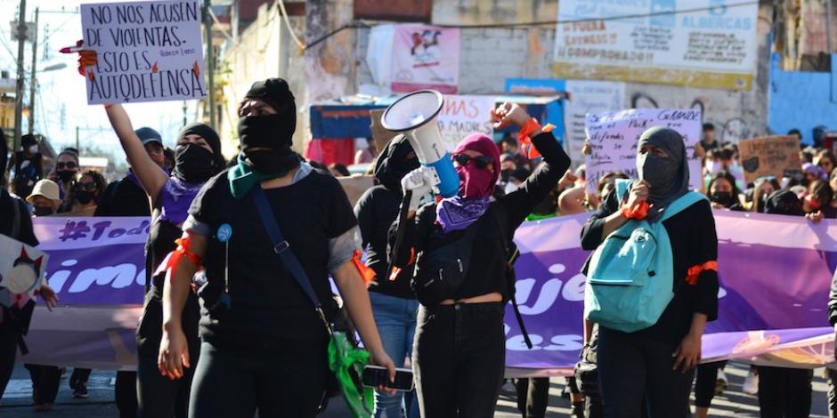 “México agoniza por violencia feminicida”, fue el grito que retumbó en el centro de Xalapa, Veracruz.