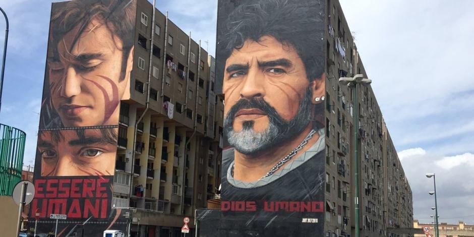 Mural dedicado a Maradona, del artista Jorit Agoch en un edificio de Nápoles.