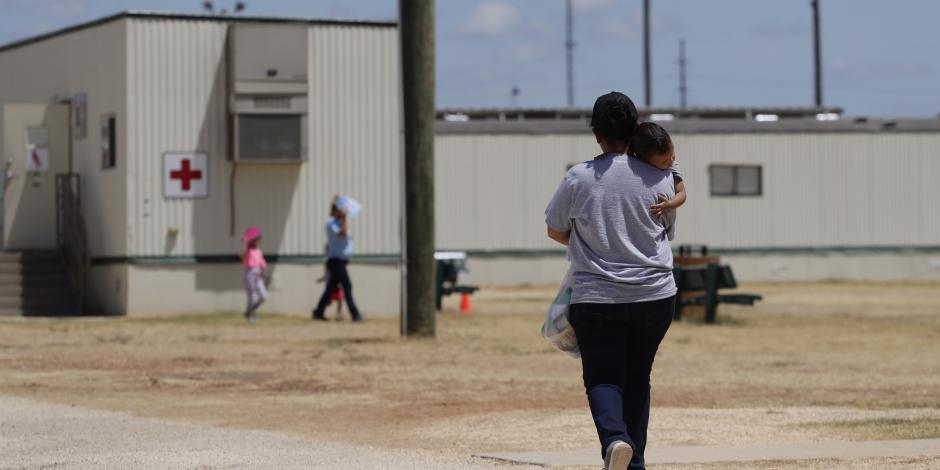 Solicitantes de asilo caminan por el interior del Centro Residencial de Familias del Sur de Texas.
