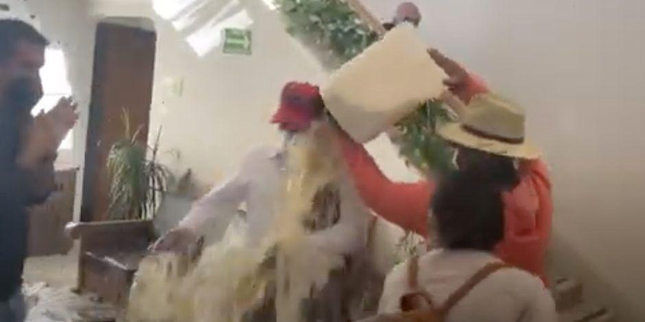 Pequeños productores de Chihuahua bañaron con leche al delegado de Liconsa.