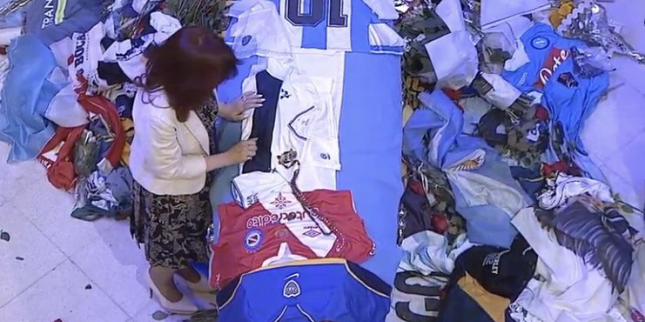 El féretro de Diego Armando Maradona cubierto de algunas de las camisetas que usó.