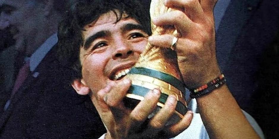 Diego Armando Maradona carga la Copa FIFA luego de que se coronó campeón mundial con Argentina en México 1986.