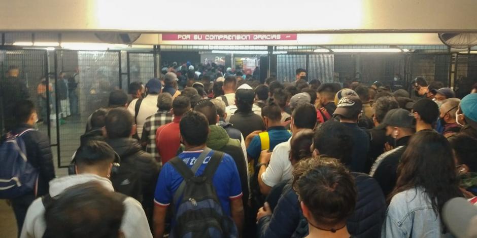 Cientos de usuarios intentan transbordar en la Línea A, del Metro, este viernes, en hora pico.