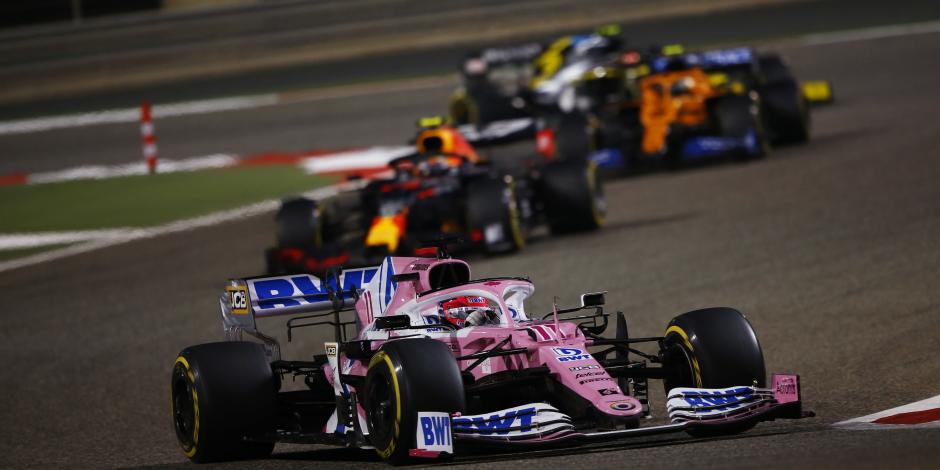 Una acción del Gran Premio de Baréin de la Fórmula 1, con Checo Pérez en la zona de podio.