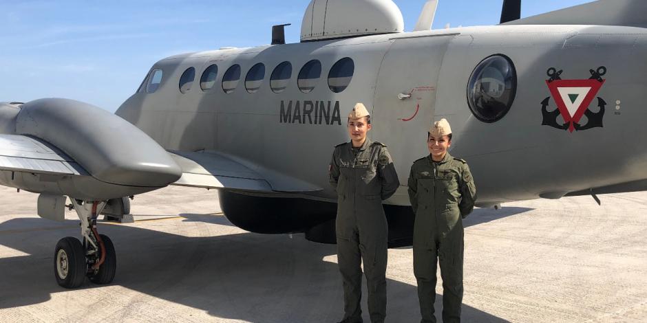 Las oficiales Piloto Aviador de Ala Fija, Evelyn Hernández y Madai Ramos.