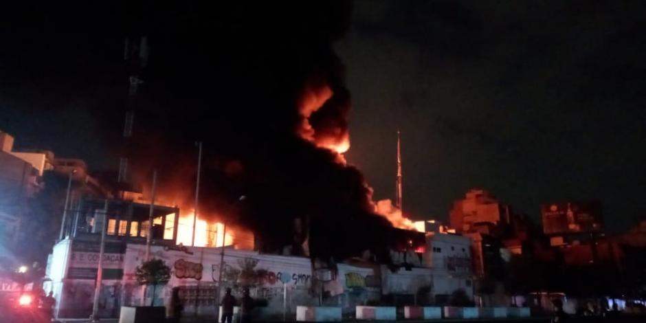 Las imágenes de este incendio en Av. Universidad han sido publicadas por diversos usuarios en redes sociales.