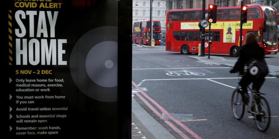 Un letrero en una parada de autobús muestra las medidas impuestas por el gobierno contra el brote de la enfermedad, en Londres.