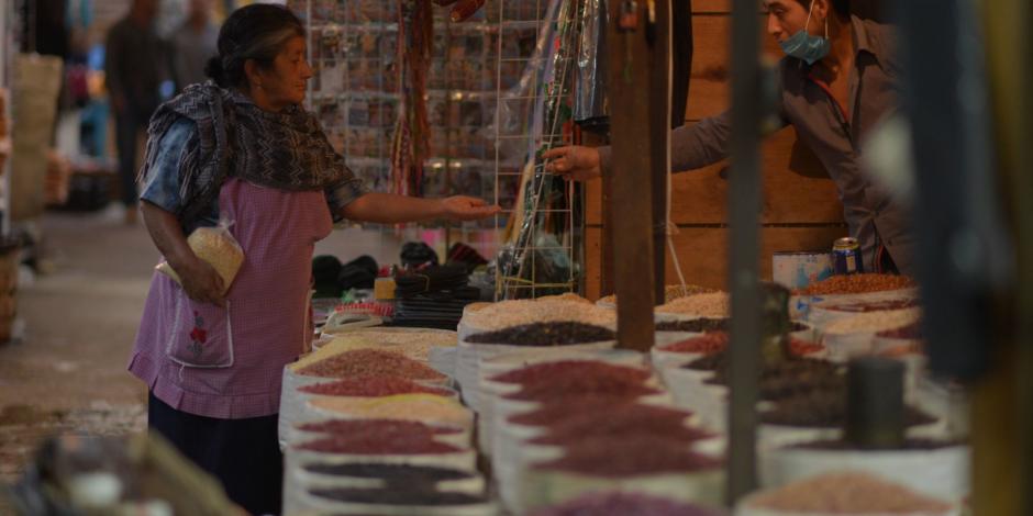 Una mujer compra granos en un mercado de la Ciudad de México, en julio pasado.