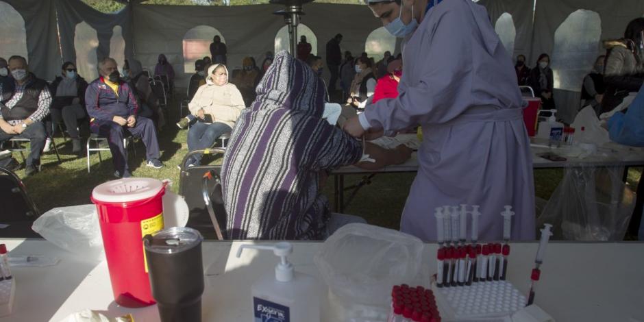 En Escobedo, Nuevo León, unas 200 personas acudieron, ayer, a realizarse una prueba serológica después de haber estado contagiados de Covid; ello, para determinar el nivel y porcentaje de inmunidad de la población por sectores.