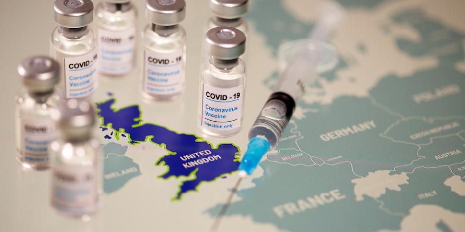 En la imagen, viales etiquetados  y una jeringa médica se colocan en el mapa de la Unión Europea.