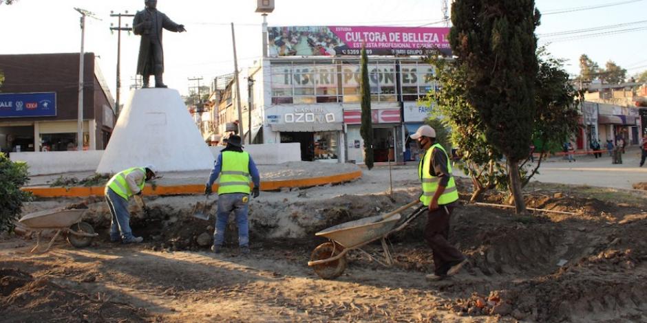 Trabajadores restauran la glorieta de las avenidas Morelos, Juárez y 16 de Septiembre.
