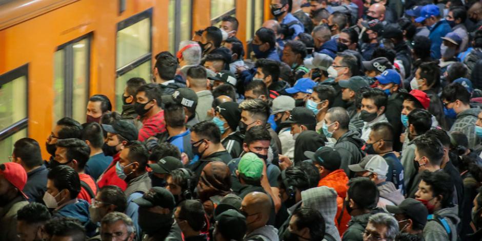 Usuarios del Metro en la estación Pantitlán, ayer.