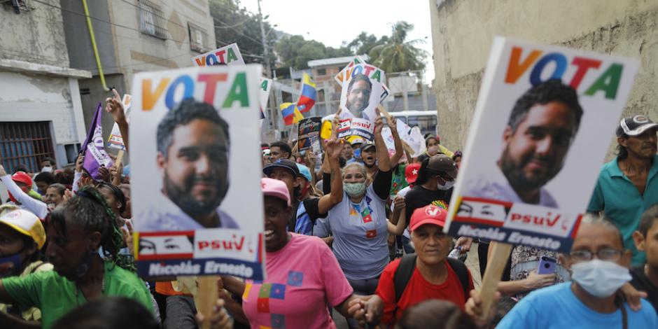 Simpatizantes de Nicolás Maduro Guerra, hijo del presidente de Venezuela, participan en un mitin político.