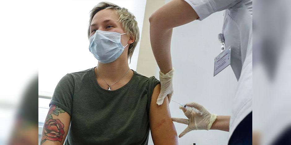 Una enfermera administra una dosis de la vacuna rusa "Sputnik V" a una paciente en Moscú, Rusia.