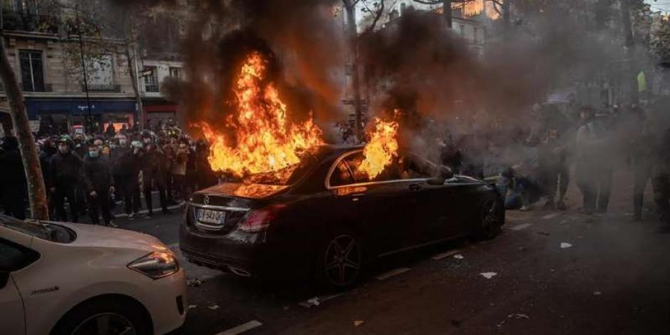Manifestantes incendiaron varios autos durante la marcha.