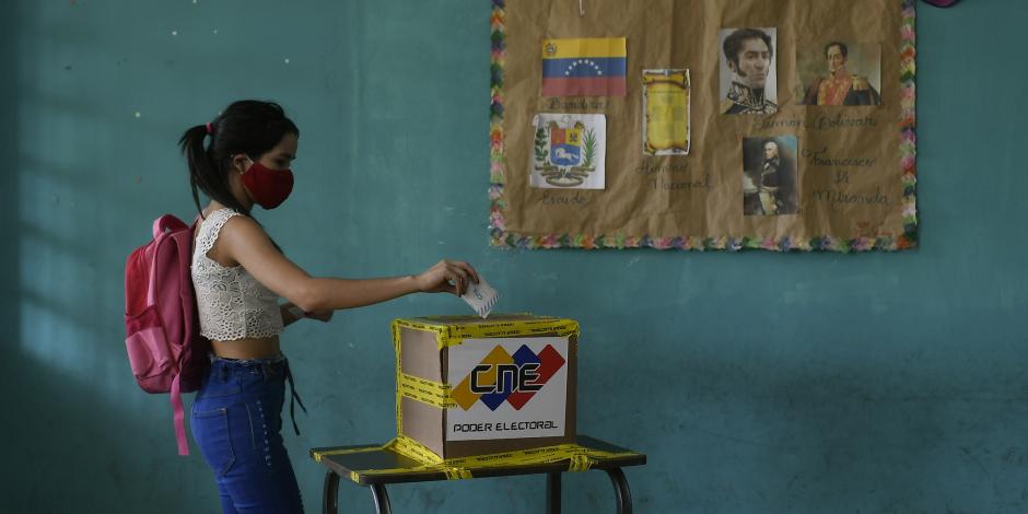 Una votante emite su sufragio durante las elecciones para elegir a los miembros de la Asamblea Nacional en Caracas, Venezuela