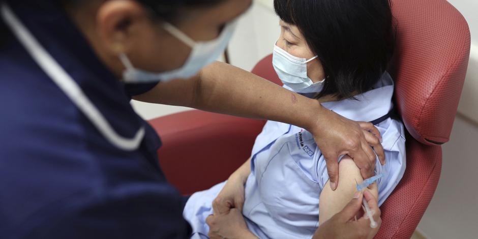 Una enfermera del Royal Free Hospital de Londres simula la administración de la vacuna de Pfizer para el coronavirus, durante un entrenamiento para la campaña de vacunación, el 4 de diciembre de 2020.