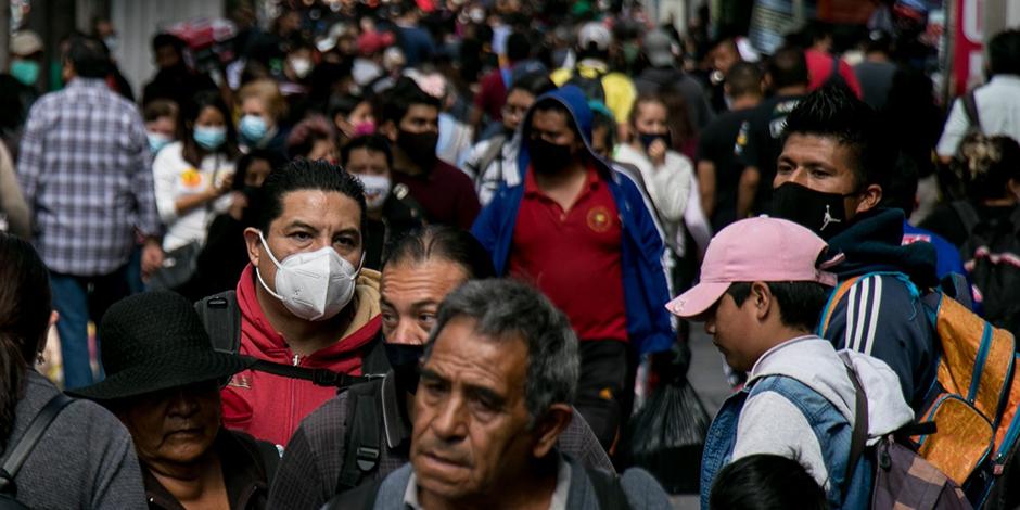 Cientos de personas recorren la calle de Pino Suárez con dirección al Zócalo capitalino a pesar de la alerta emitida por el gobierno capitalino ante el aumento de hospitalizaciones por Covid-19.