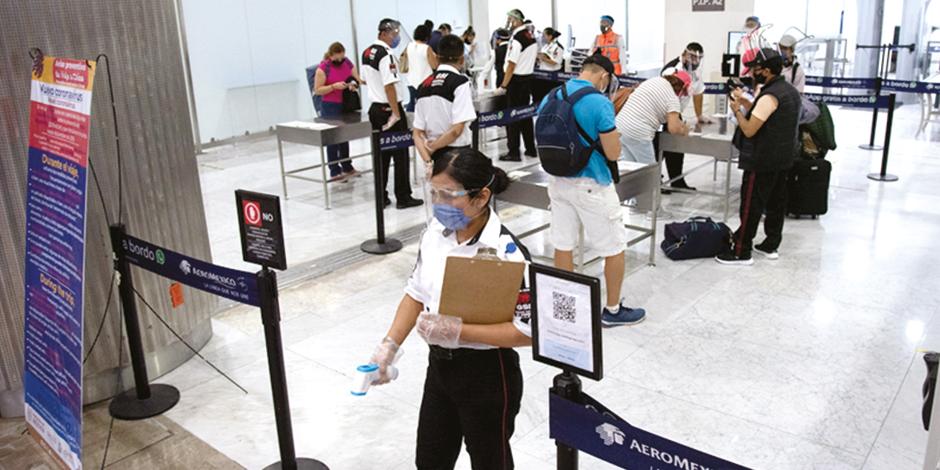 Autoridades sanitarias refuerzan protocolos en el Aeropuerto Internacional de la Ciudad de México, desde hace unos meses.