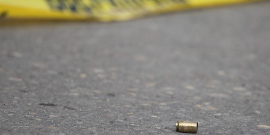 La imagen muestra un casquillo de bala en el suelo tras un ataque armado.