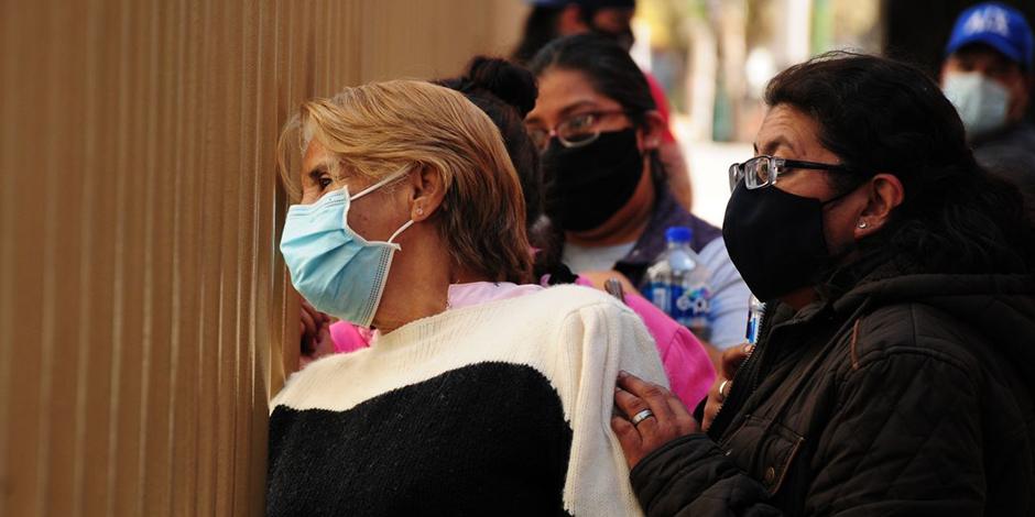 Familiares esperan información de sus enfermos afuera del Hospital General de México.
