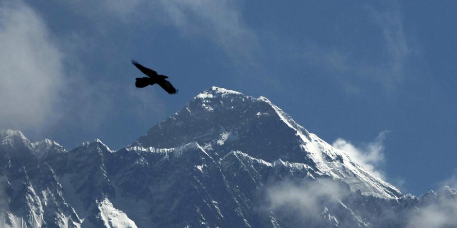 El Everest, visto desde Namche Bajar, en el distrito de Solukhumbu, Nepal.