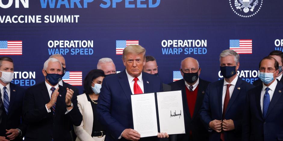 El presidente de los Estados Unidos, Donald Trump, firma una orden ejecutiva sobre la distribución de vacunas durante una Cumbre de Vacunas.