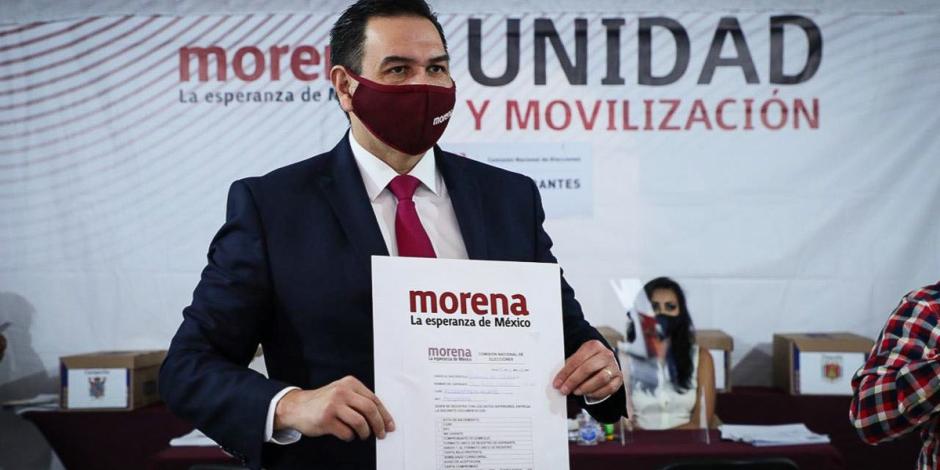 El senador morenista acude a registrarse para buscar la gubernatura de Chihuahua por su partido, el sábado pasado.