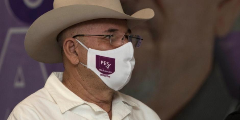El exlíder de las autodefensas, Hipólito Mora, acudió a las instalaciones del Instituto Electoral de Michoacán para presentar la documentación de su registro a la gubernatura.