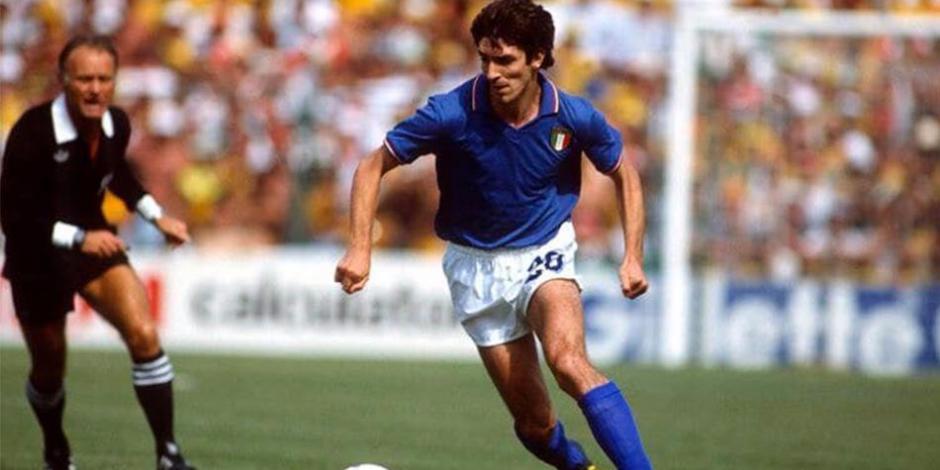 Paolo Rossi conduce el esférico en un juego con Italia.