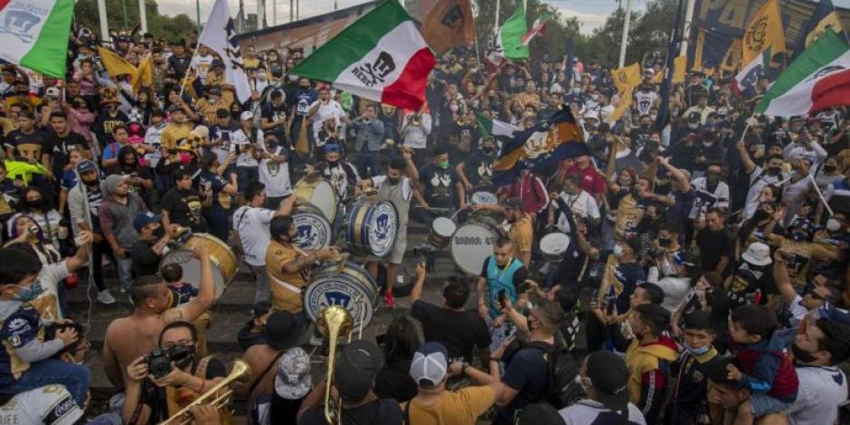 Seguidores de Pumas se reunieron afuera del Olímpico Universitario previo a la final de ida de la Liga MX.