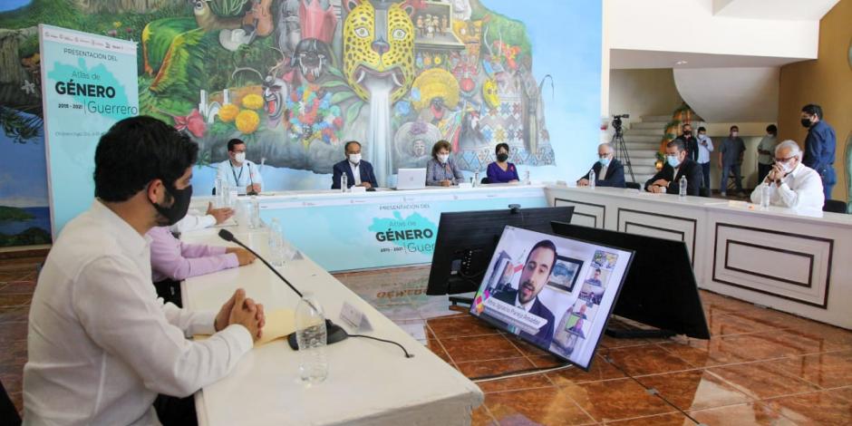 El gobernador de Guerrero (centro) encabeza la presentación de la nueva plataforma digital, ayer.