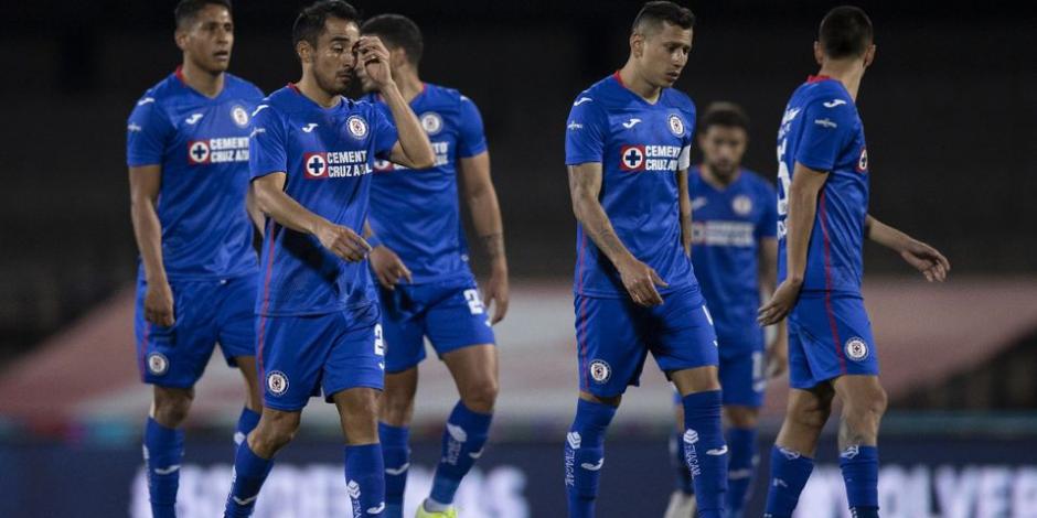 Jugadores de Cruz Azul se lamentan después de la eliminación ante Pumas en el Guard1anes 2020.