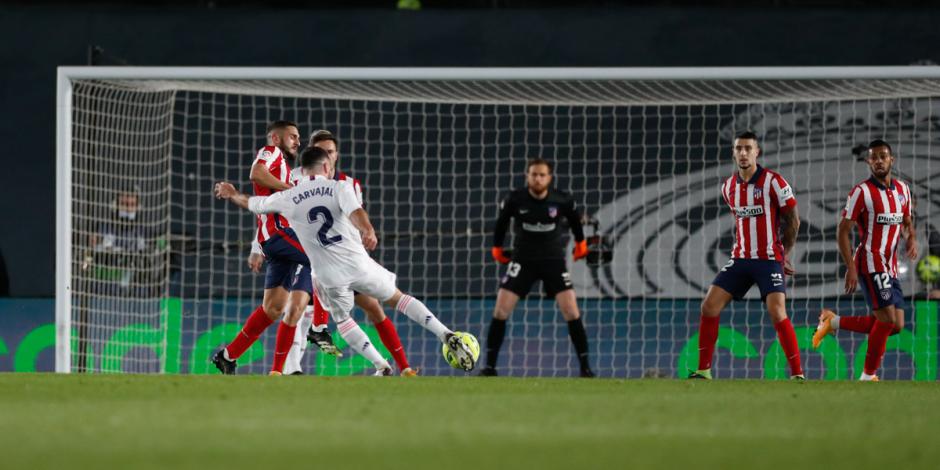 El momento exacto en el que Dani Carbajal dispara antes de la segunda anotación del Real Madrid sobre los colchoneros.