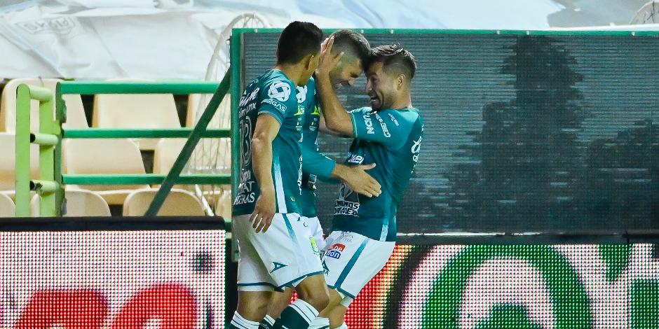Jugadores del León celebran una anotación ante Pumas en la Final del Guard1anes 2020 de la Liga MX