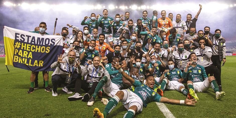 Jugadores de La Fiera celebran el triunfo sobre Pumas, anoche en el Estadio Nou Camp.