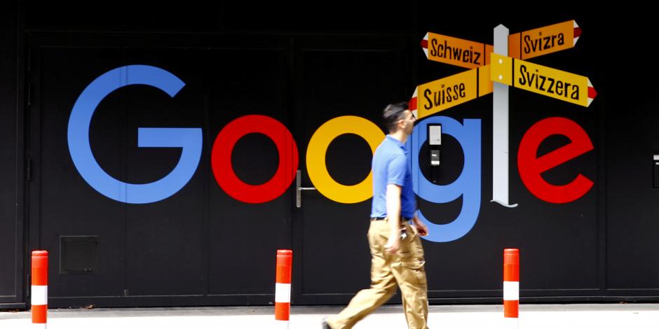 Un hombre pasa frente a un logotipo de Google frente a un edificio de oficinas en Zurich, Suiza, el 1 de julio de 2020.