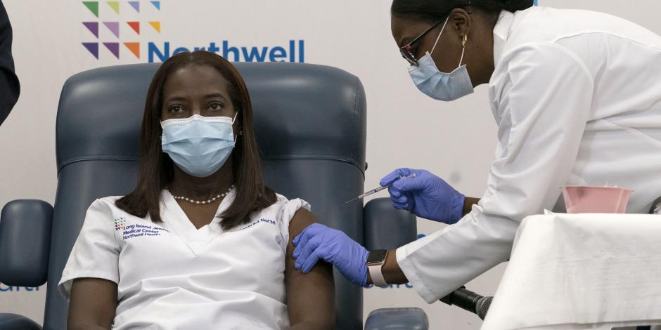 Una enfermera del Centro Médico Judío de Long Island, es inoculada con la vacuna del COVID-19.